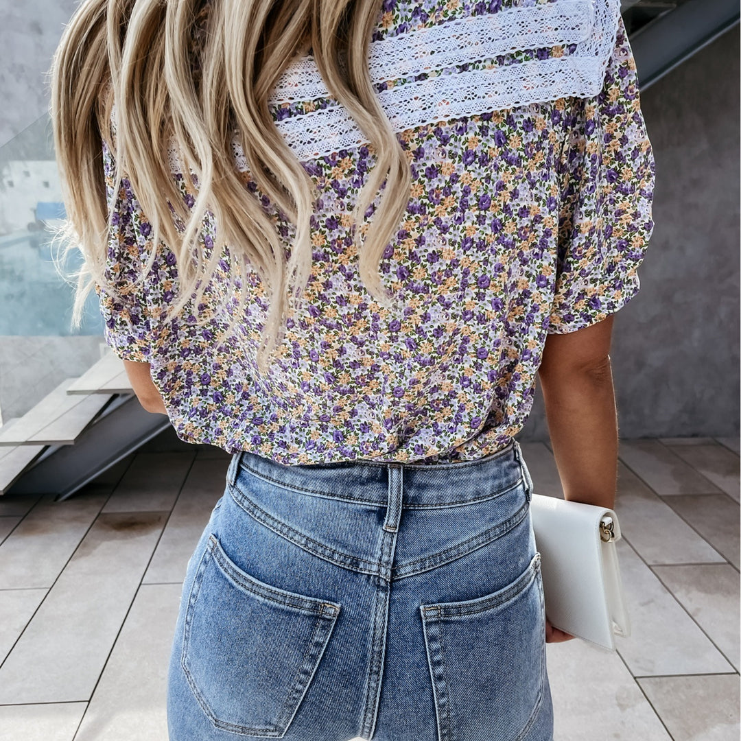 Damebluse med spidskrave og blomsterdesign Stilla