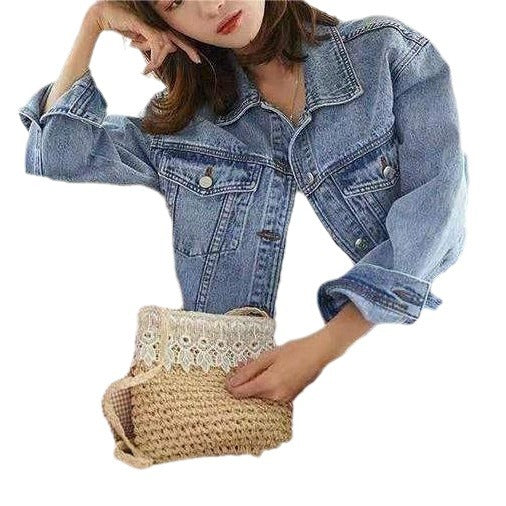 Dame denimjakke med detaljeret broderet tekst Stilla