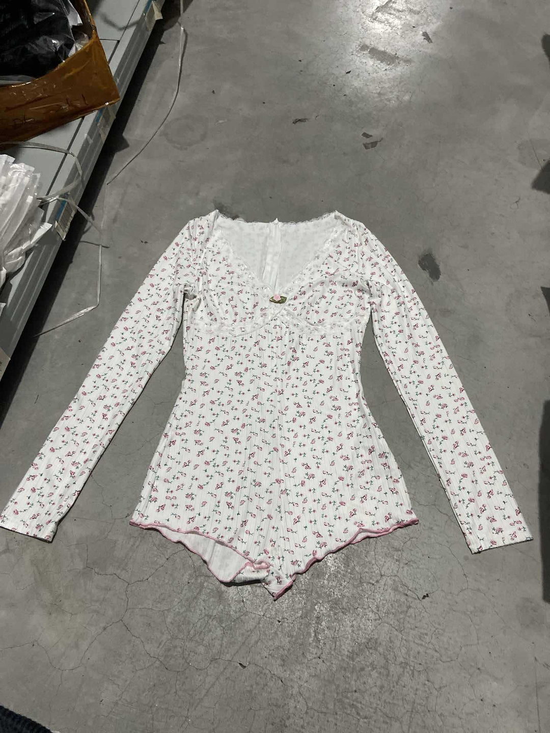 Dame sengestue med delikat spidsudsmykning og blomsterdesign Skovae