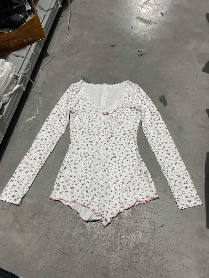 Dame sengestue med delikat spidsudsmykning og blomsterdesign Skovae