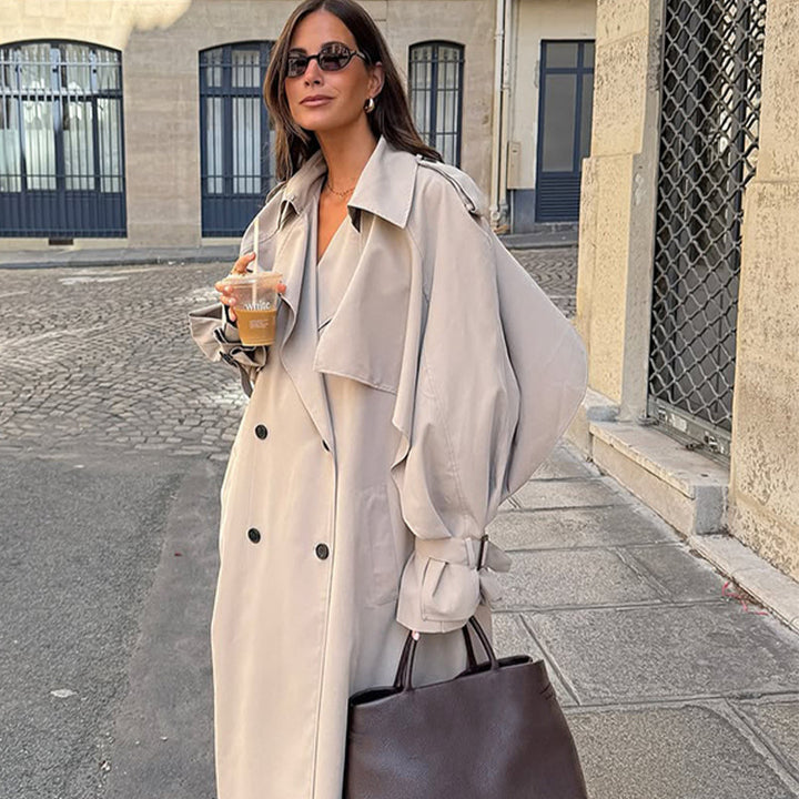 Dame elegant trenchcoat med minimalistisk design og praktiske lommer Stilla