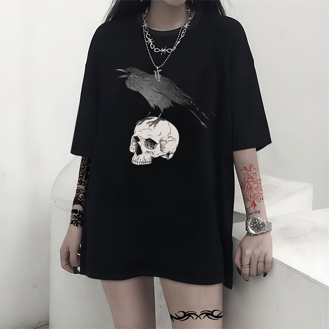 Dame T-shirt med kunstnerisk dødningehovedmotiv og afslappet snit Skovae