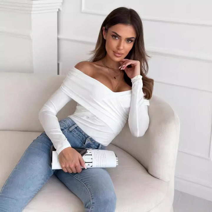 Dame top med off-shoulder design og draperet applikation Stilla