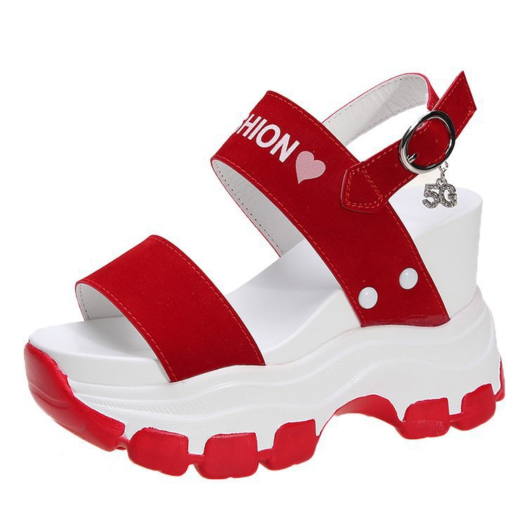Dame Komfortholdende Plateau-sandaler med brede remme og trendy accent Stilla