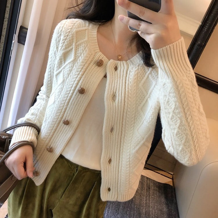Kvinders chunky strikket cardigan med dekorative knapper og omarbejdet kabelmønster Stilla