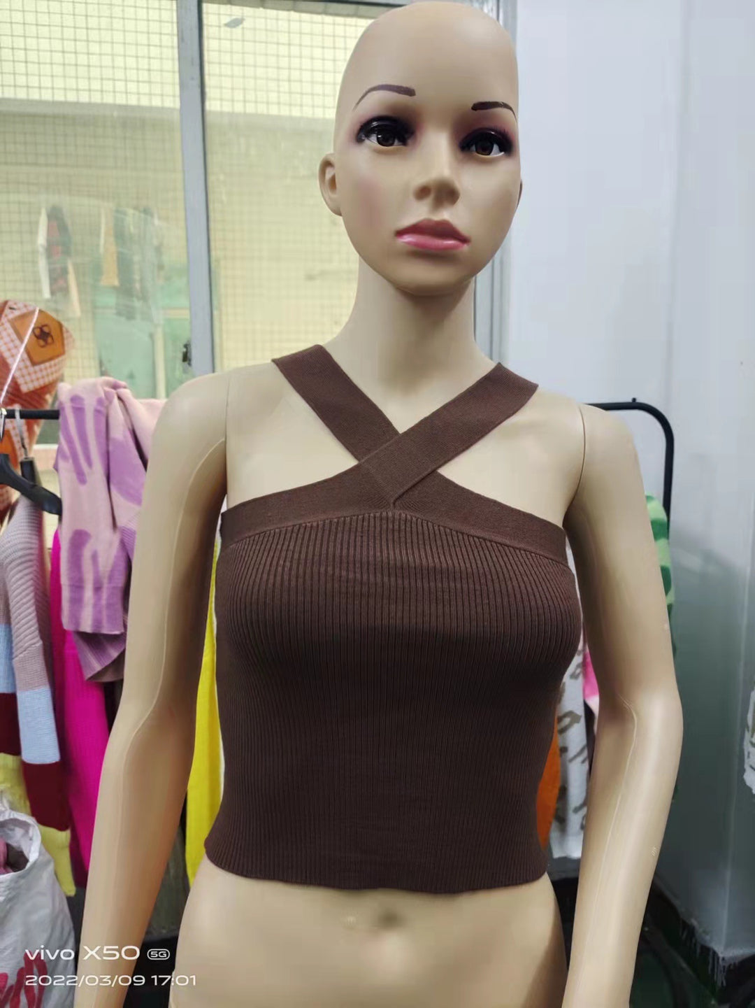 Dame Crop-Top med stilfuldt krydsbånddesign Skovae