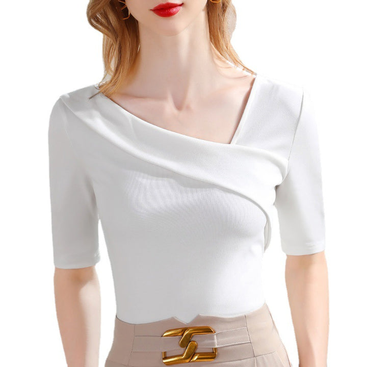Dame Elegant top med asymmetrisk snit og feminin drapering Stilla