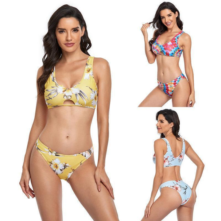 Dame bikini sæt med blomstermotiv og moderne cut-out Skovae