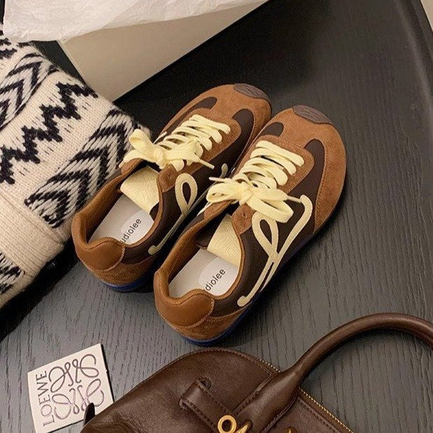 Dame sneakers med moderigtige accenter og stabil sål Stilla