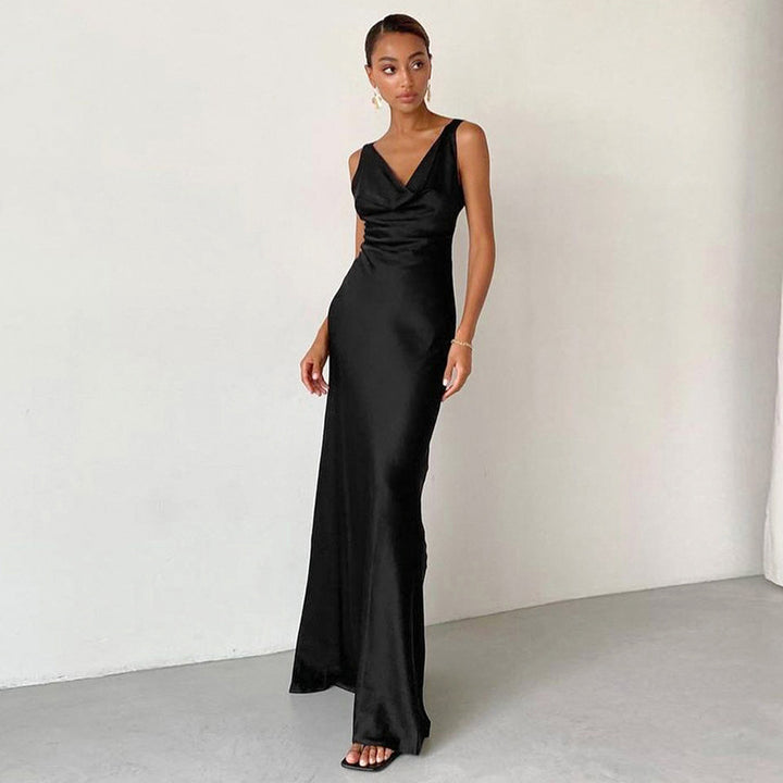 Dame maxi-kjole med elegant V-udskæring og flydende satin-finish Stilla