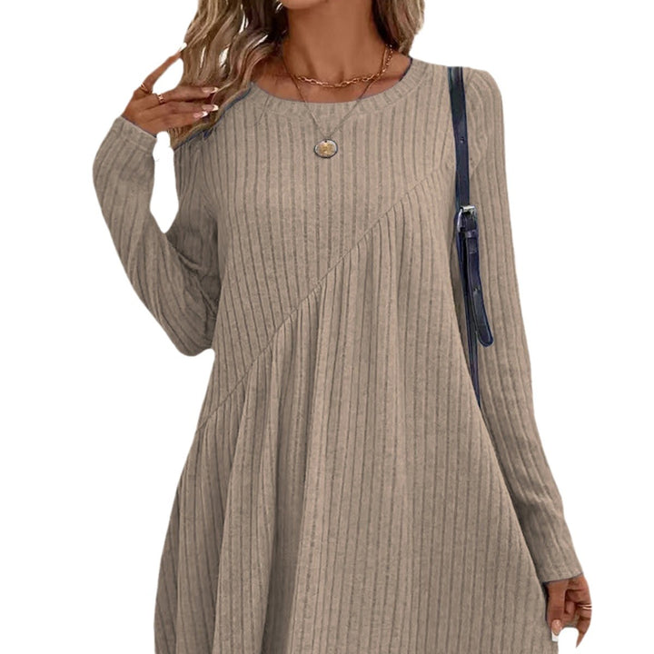 Dame longsleeve kjole med asymmetrisk snit og ribstruktur Stilla