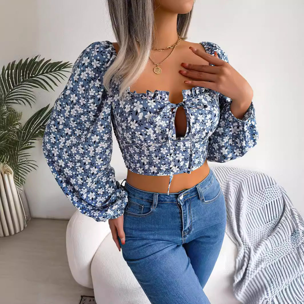 Damebluse med rynker og blomsterdesign Stilla