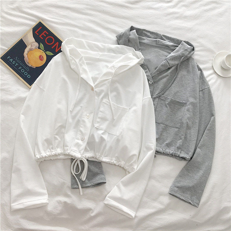 Femme Korte Button-Up Hoodie med Snøre-Detalje Stilla