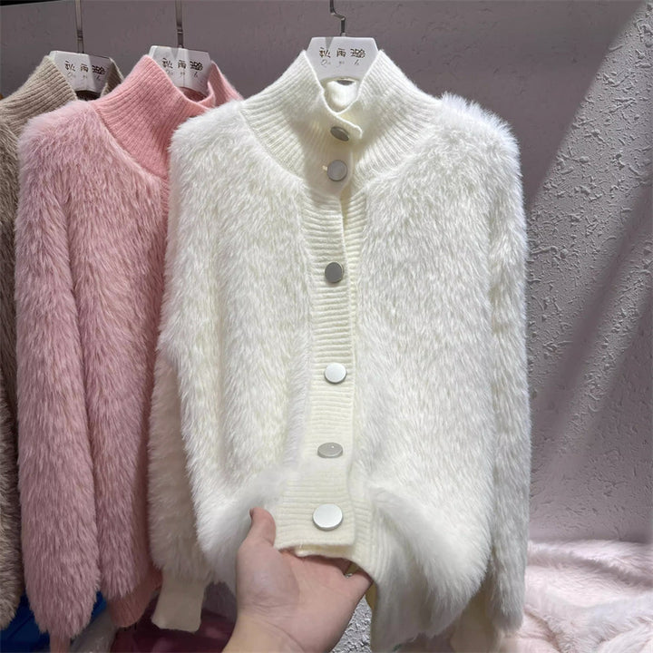 Femme Plush Strikjakke med Knapdetaljer Stilla