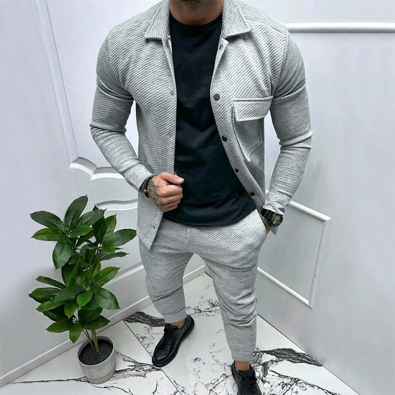 Herrer hyggeligt fritidsoutfit med struktureret overdel og elegant bukser Stilla
