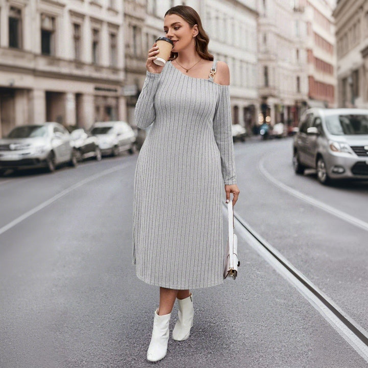 Dame off-shoulder strik kjole med elegant ribstruktur og asymmetrisk kant Stilla