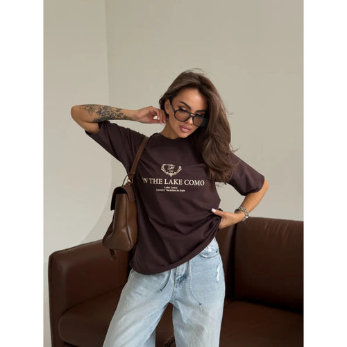 Dame T-shirt med elegant tekst og moderne casual-snit Stilla
