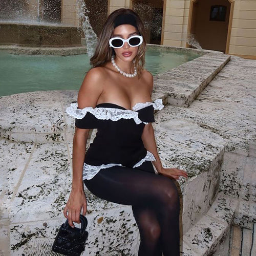 Dame badedragt med romantiske spidsaccent og off-shoulder-design Stilla