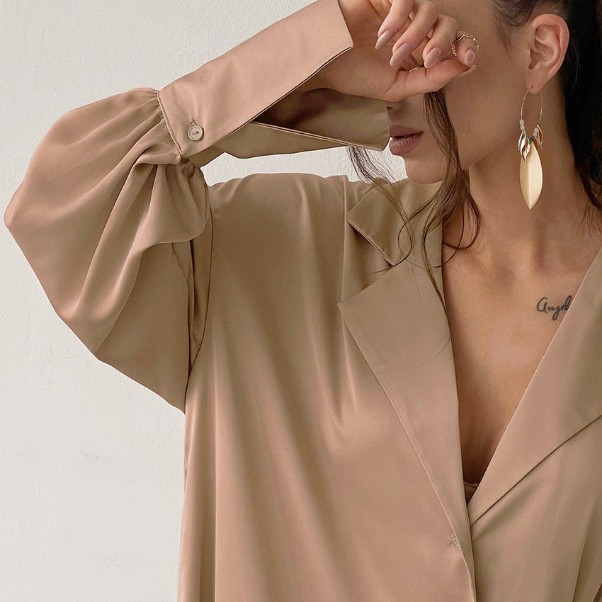 Dame natkjole-sæt i flydende satin med brede ben og oversized skjorte Stilla