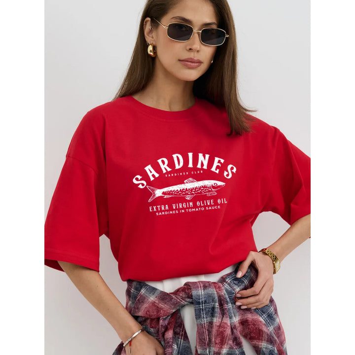 Dame T-shirt med kreativ sardine-print og afslappet snit Stilla