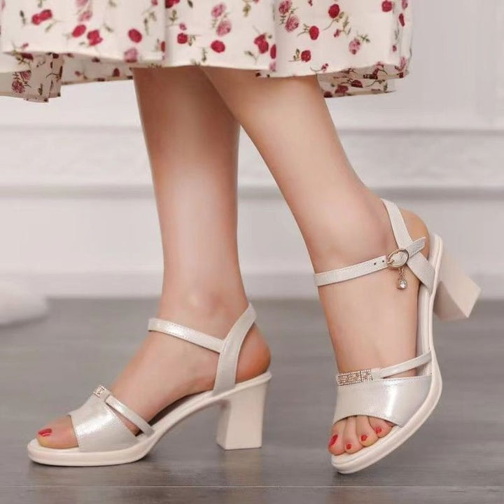 Dame blokhælsandaler med elegante remme og fashionabel glimmeraccent Stilla
