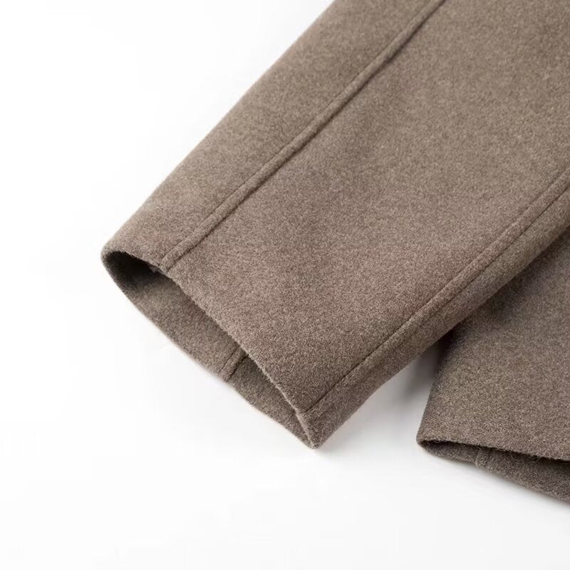 Dame moderne kort jakke i minimalistisk design med lommer og dobbeltknaplukning Stilla
