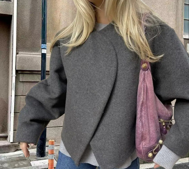 Dame oversized overgangsjakke i minimalistisk design med voluminøse ærmer og struktureret overmateriale Stilla