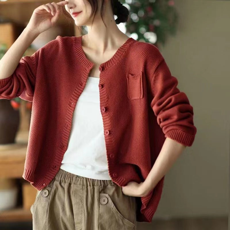Women's lightweight knit cardigan with button closure and practical pockets Stilla