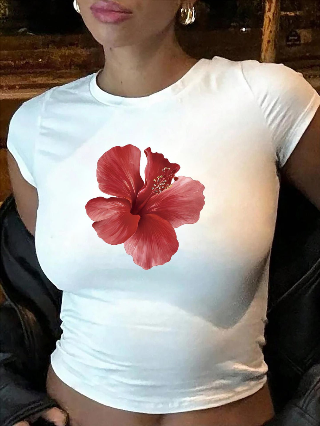 Dame Crop-T-Shirt med animalistisk læbe motiv og iøjnefaldende skrift Skovae