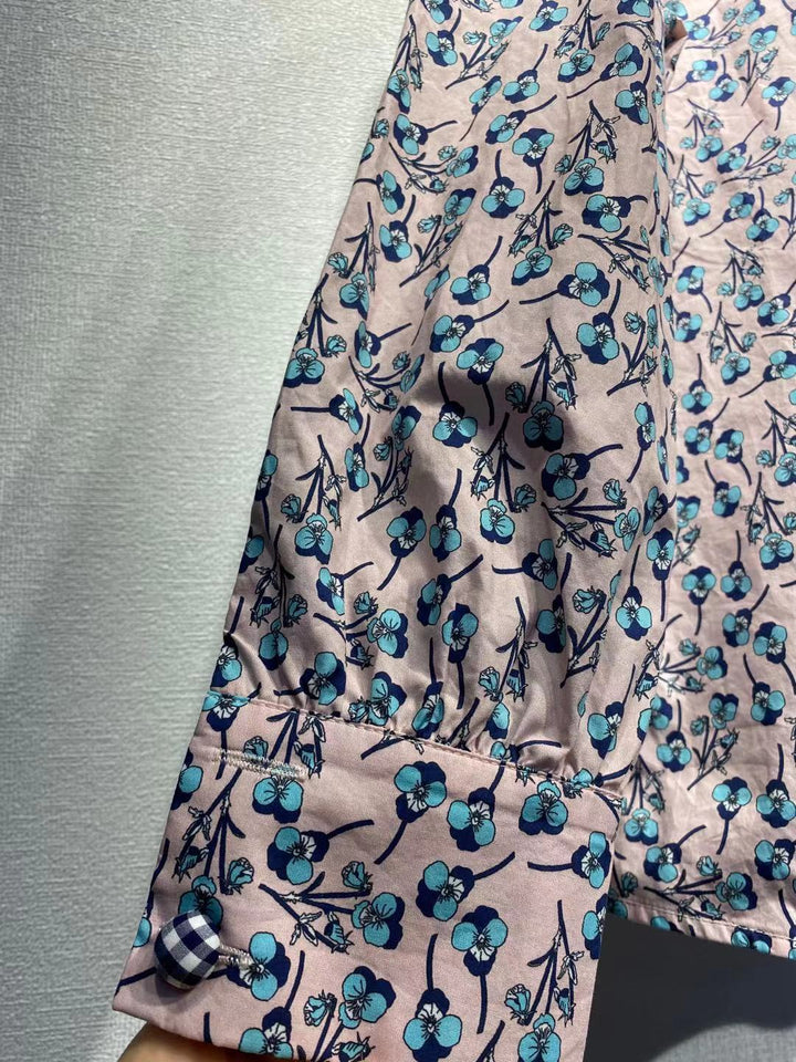Damebluse med floralt design og elegant krave Stilla