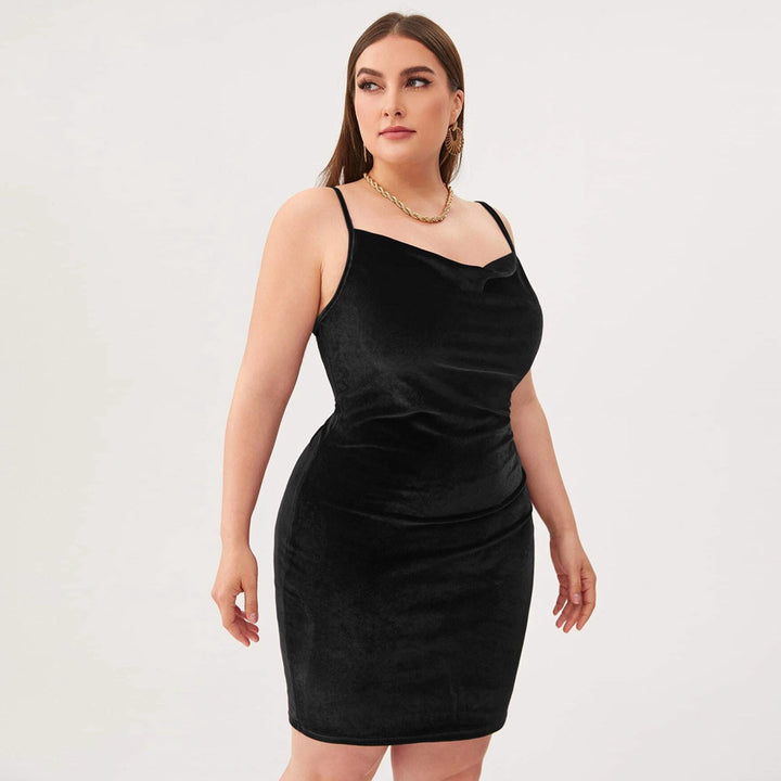 Dame elegant, figursyet festkjole i velour Skovae