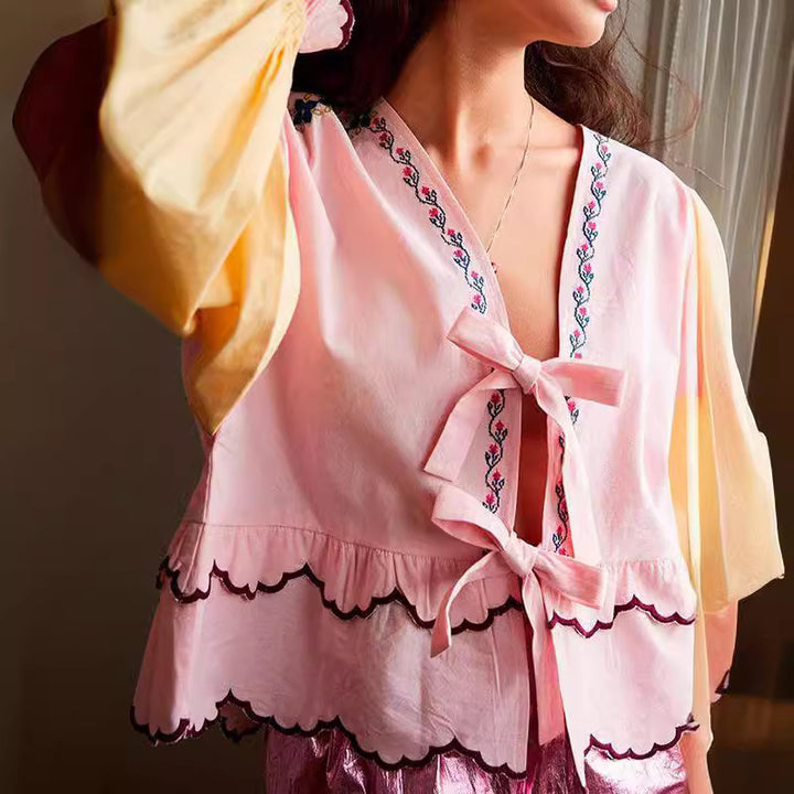 Damebluse med legende flæsedetaljer og elegant V-halsudskæring Stilla