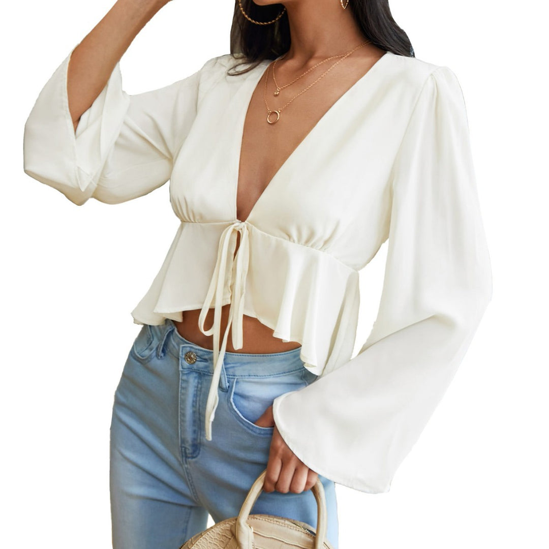 Kvindernes elegante bluse top med dyb V-hals og bånddetalje Stilla