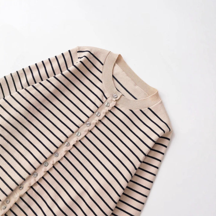 Dame strikket cardigan med dekorative knapdetaljer Stilla