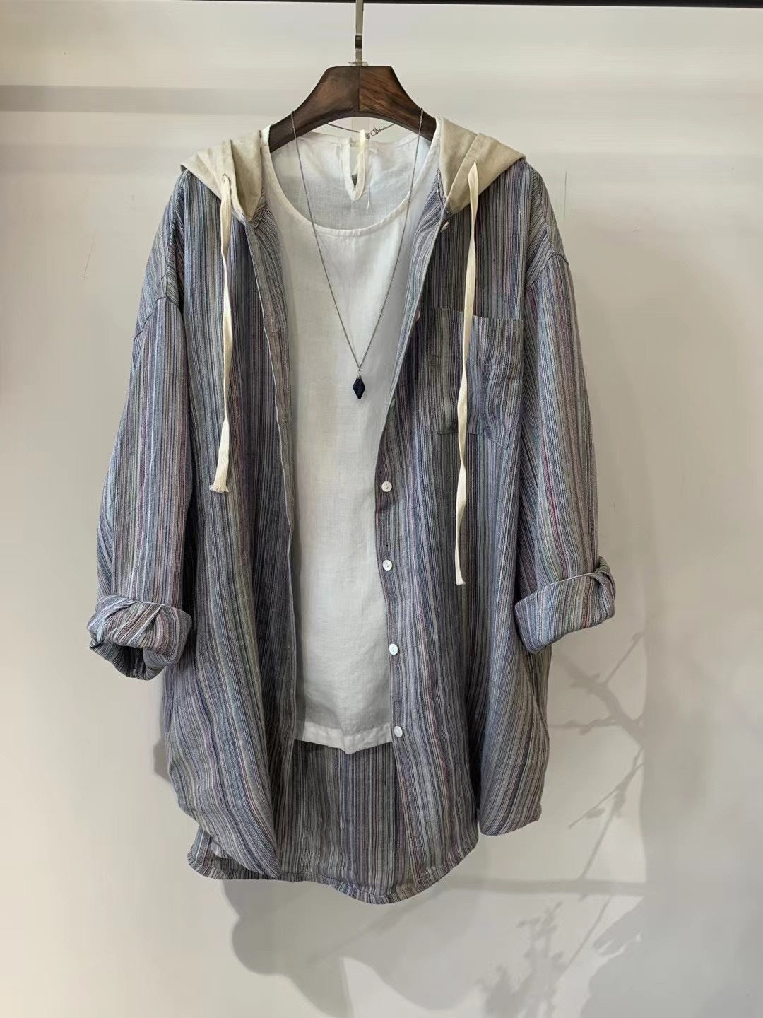 Femme Stribet Overdimensioneret Button-Up Skjorte med Hætte Stilla