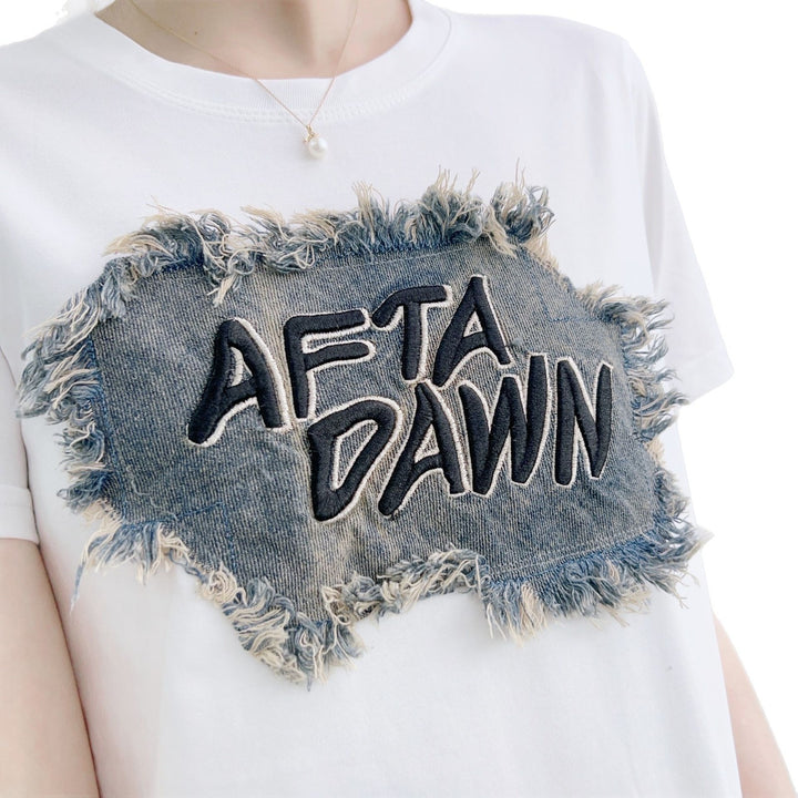 Dame T-shirt med kreativ denim-print og mode frynser Stilla