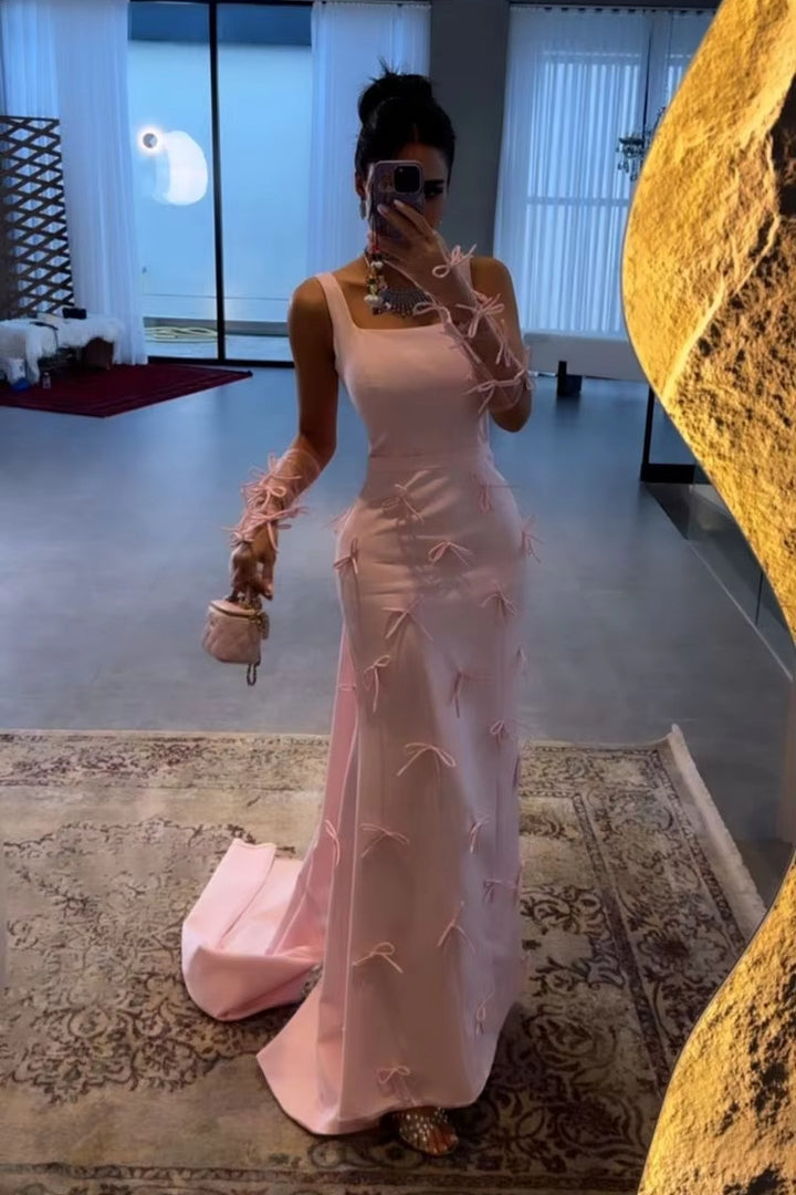 Kvinders elegante aftenkjole med legende sløjfedetaljer og off-shoulder ærmer