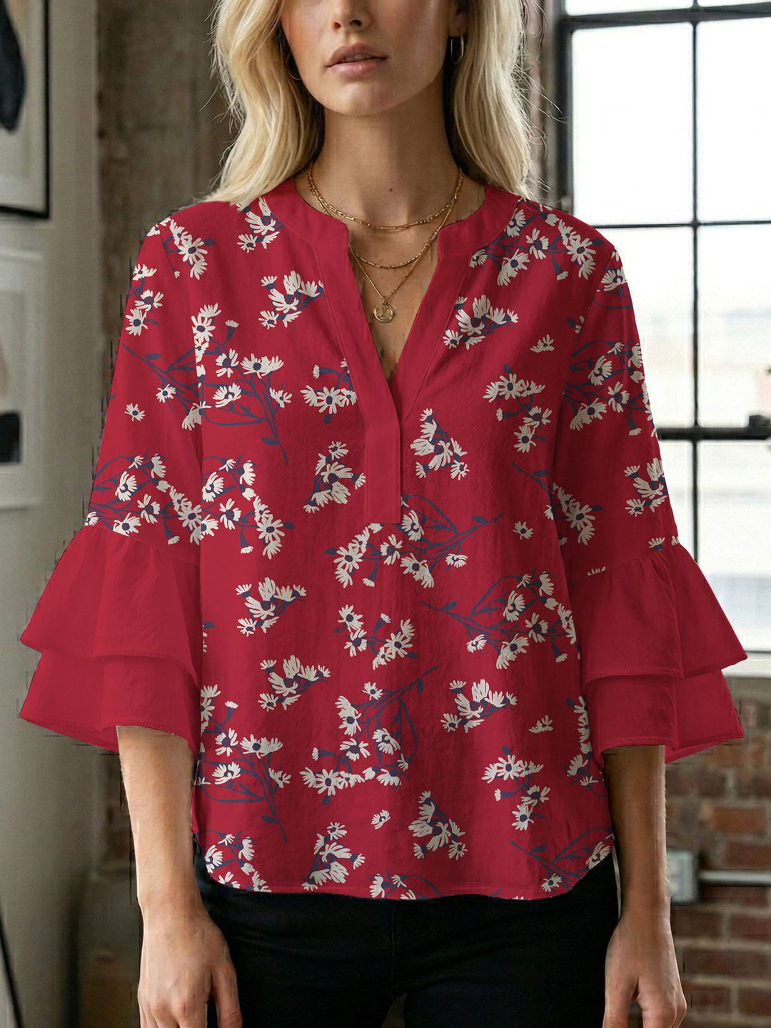 Dame bluse med voluminøse ærmer og kreativt trykdesign Skovae