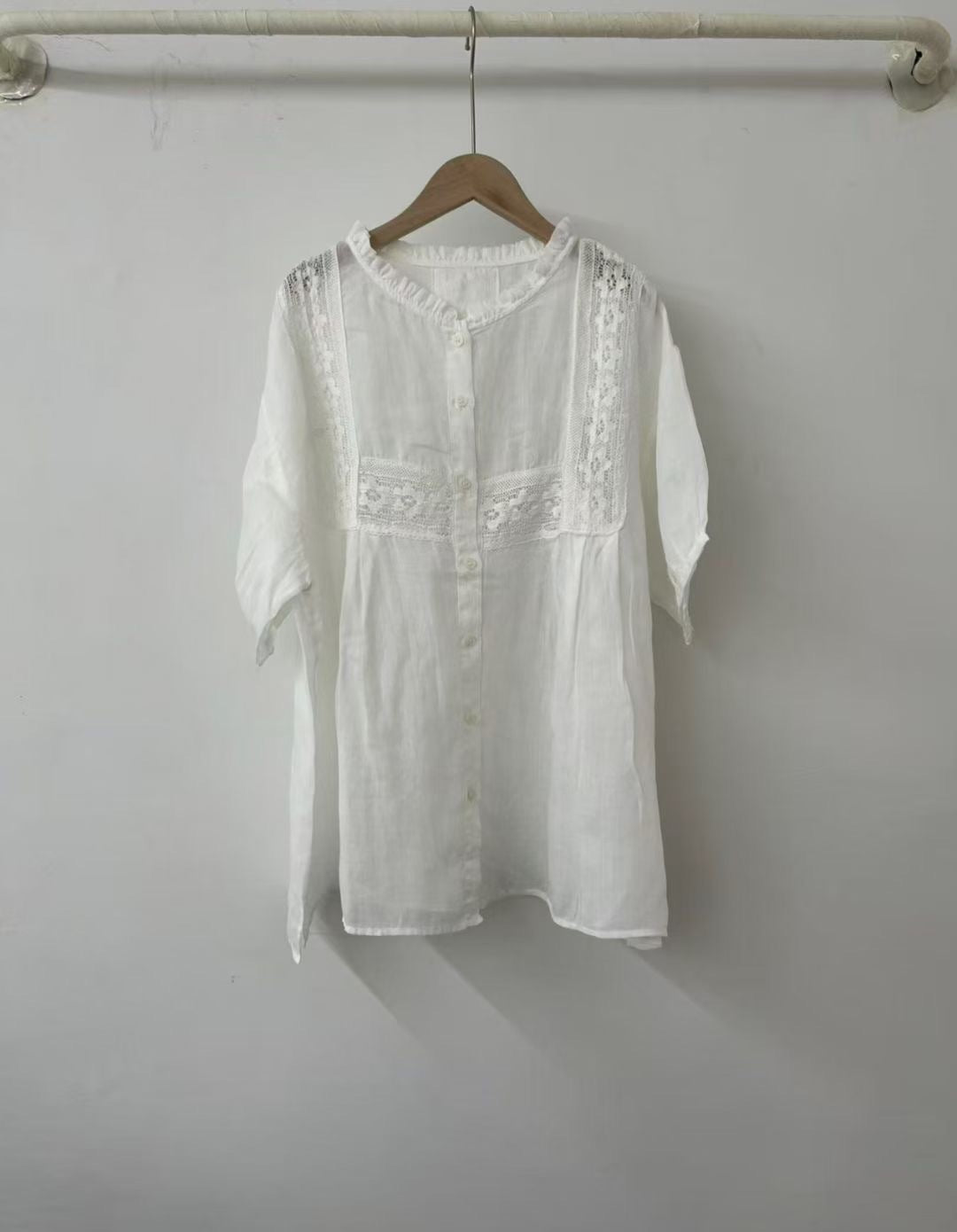 Femme Elegante Spids-Detail Knap-Down Bluse Stilla