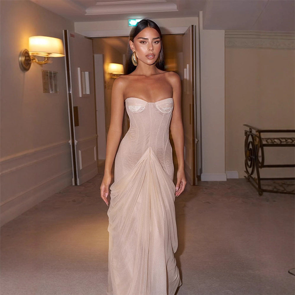 Dame cocktailkjole med strapless design og elegant draperingsdetalje Stilla