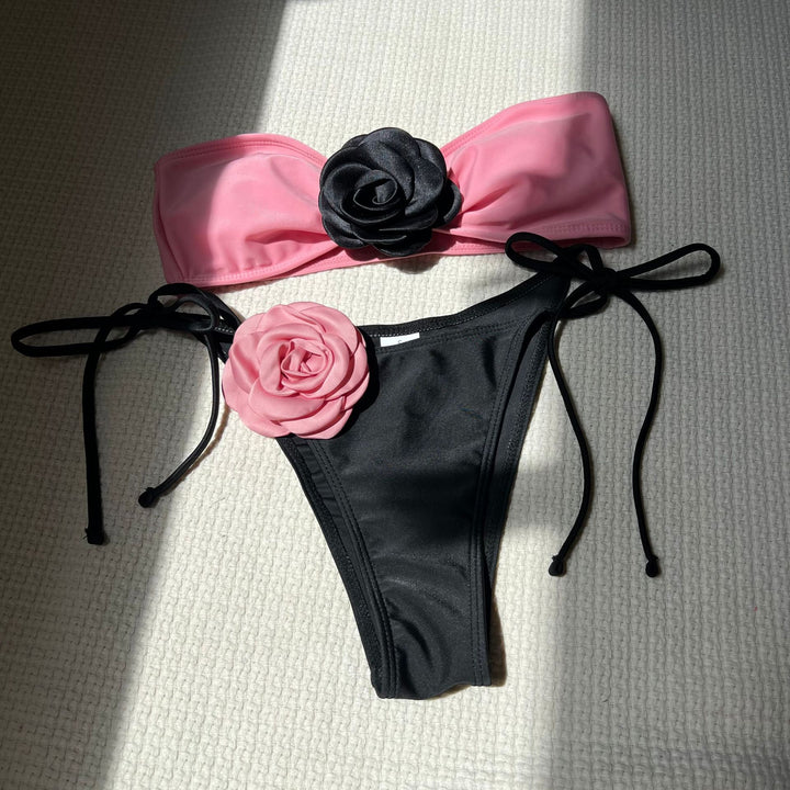 Dame Bandeau-Bikini med romantiske blomster-applikationer Stilla