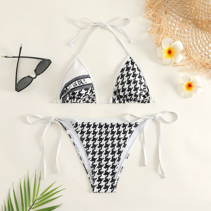 Dame One Piece Badedragt med criss-cross stropper og moderne grafikdesign Stilla