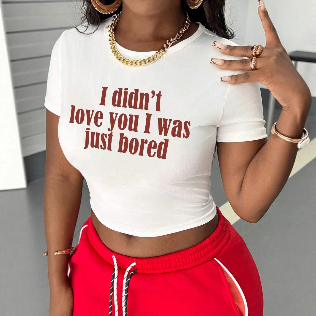 Dame crop-shirt med kreativt statement og tætsiddende snit Skovae