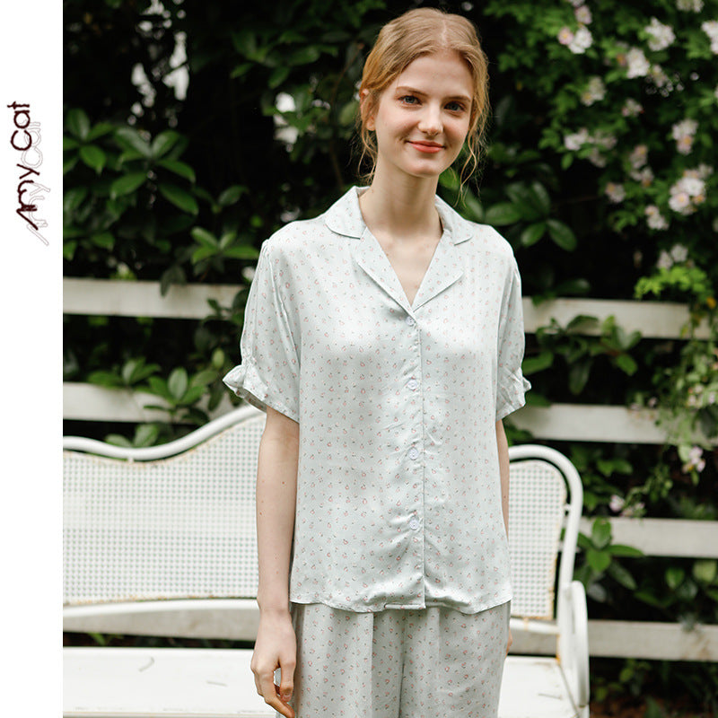 Dame Satin Pyjamasæt med floral design og elegant knaplukning Stilla