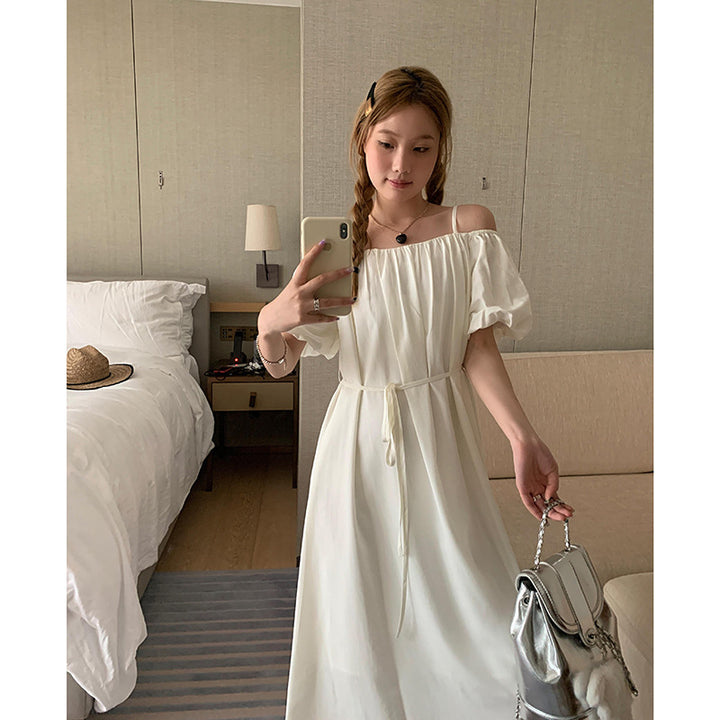 Dame luftig maxikjole med off-shoulder design og moderne volants detaljer Stilla