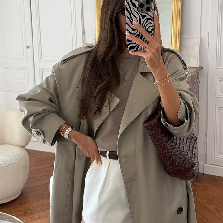 Dame elegant trenchcoat med minimalistisk design og praktiske lommer Stilla