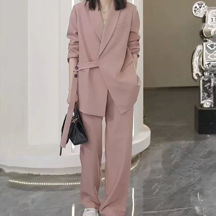 Kvindernes moderne blazer med asymmetrisk snit og taljebælte Stilla