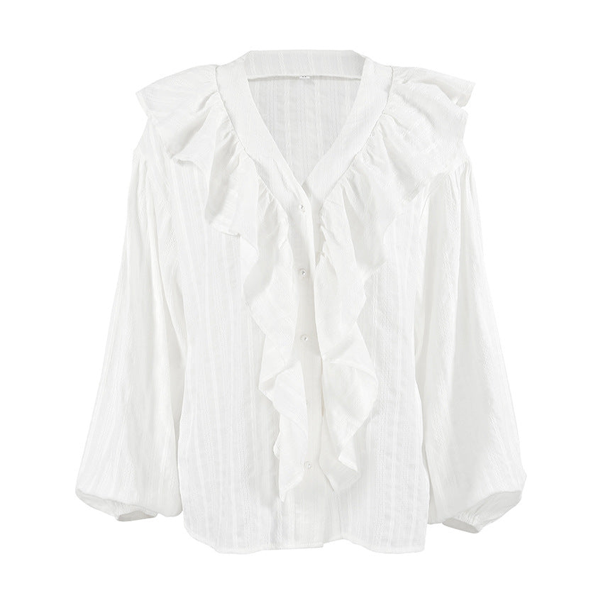 Damebluse med voluminøse flæsedetaljer og elegant V-udskæring Stilla