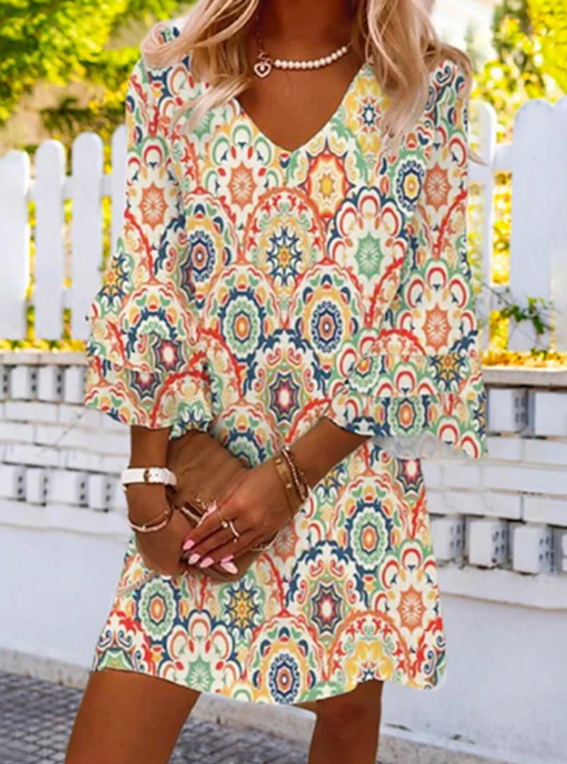 Dame nan kort tunika-kjole med V-hals, trekvart klokkeærmer og ornamentalt mandala-print Skovae