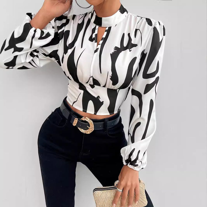 Damebluse med voluminøse ærmer og moderne cut-out Stilla
